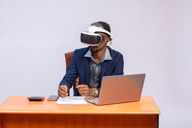 Employé utilisant des lunettes de réalité virtuelle au bureau