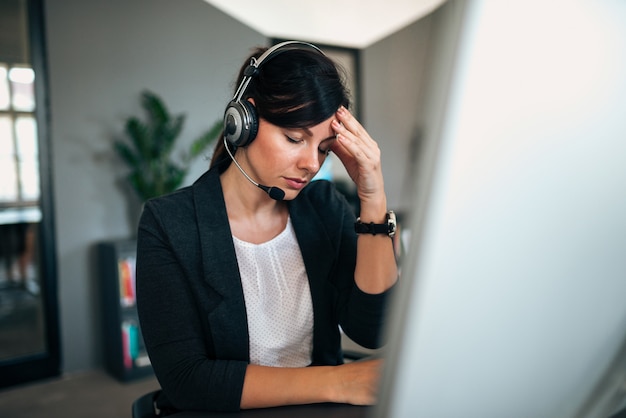 Employée de centre d&#39;appels stressée.