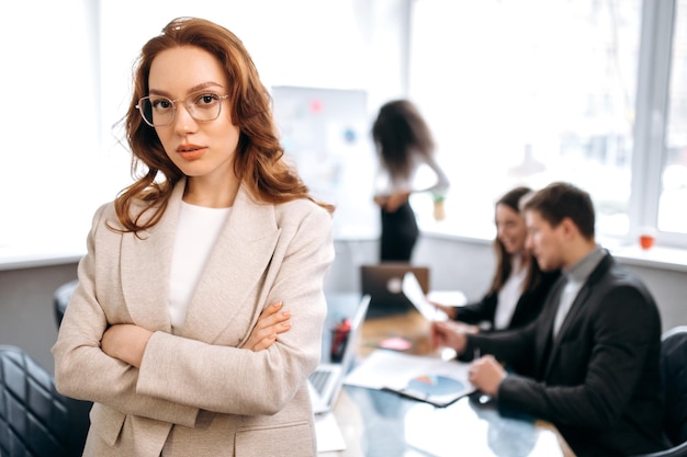 Employée d'entreprise femme travail pigiste réussie