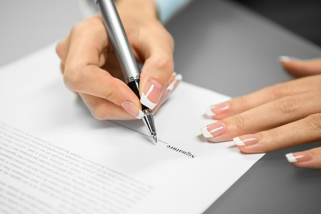 Employée signant un contrat. Postuler pour un nouvel emploi. Le spécialiste commence une carrière. La jeune femme fait un choix.