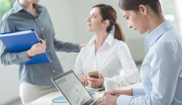 Employées de bureau au bureau