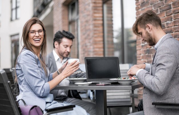 Employés assis à une table dans un cafeoffice en semaine