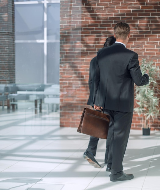 Employés de banque debout au bureau