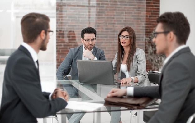 Les employés de la banque travaillent avec les clients au concept Deskbusiness