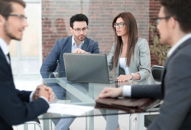 Les employés de la banque travaillent avec les clients au concept Deskbusiness