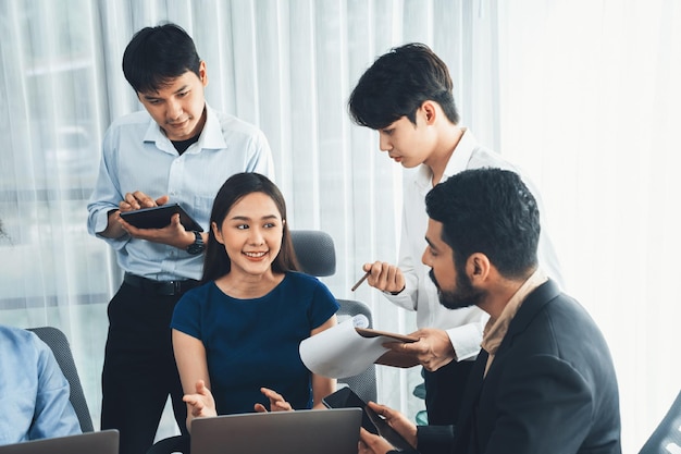 Employés de bureau asiatiques au bureau discutant et travaillant ensemble Concord