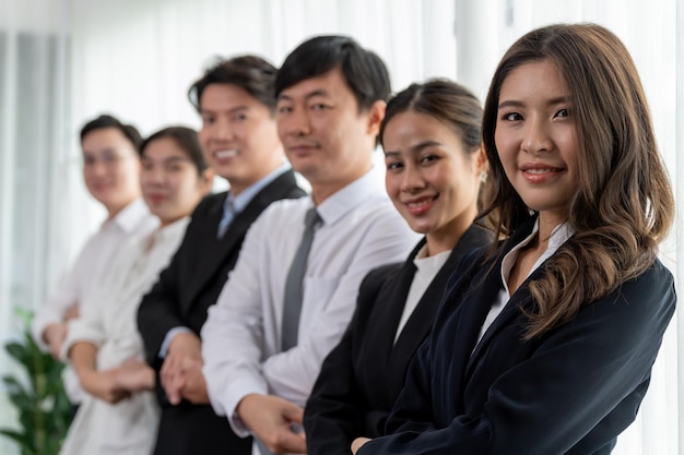 Des employés de bureau cohésifs se tenant la main pour promouvoir l'harmonie sur le lieu de travail