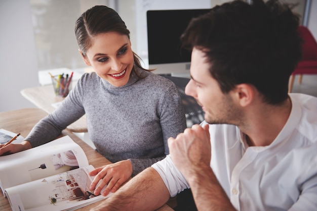 Employés de bureau sur la contemplation de nouvelles idées