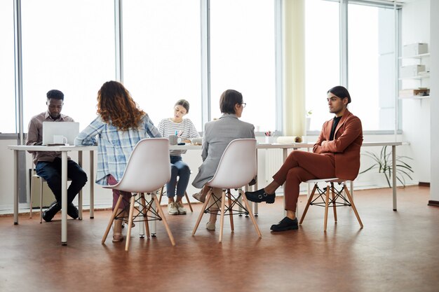 Employés de bureau contemporains