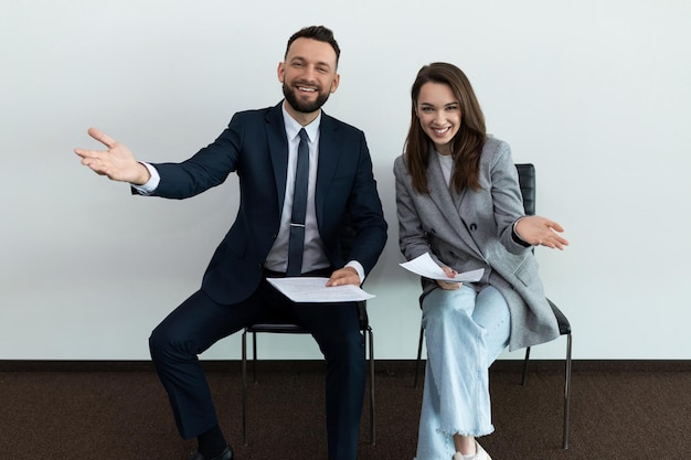 Les employés de bureau lors de l'entretien saluent le demandeur d'emploi