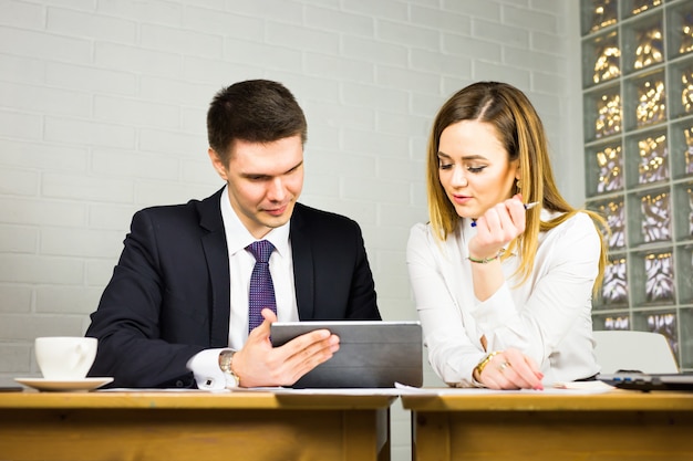 Employés de bureau masculins et féminins.