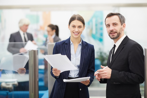 Employés de bureau posant