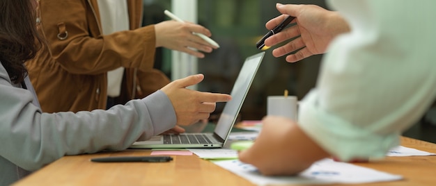 Des employés de bureau réfléchissent à leur projet