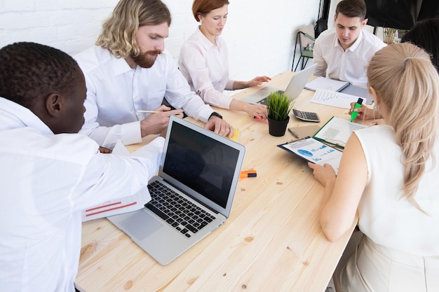 Employés de bureau à la réunion