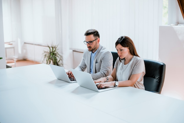 Employés de bureau réussis