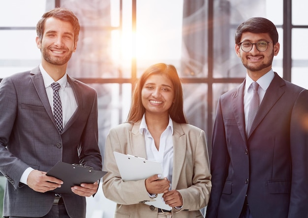 Les employés de bureau tiennent des dossiers avec des documents en main