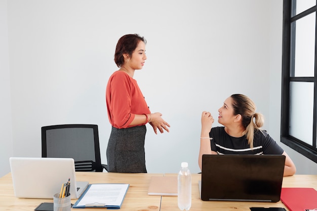 Employés de bureau travaillant au bureau