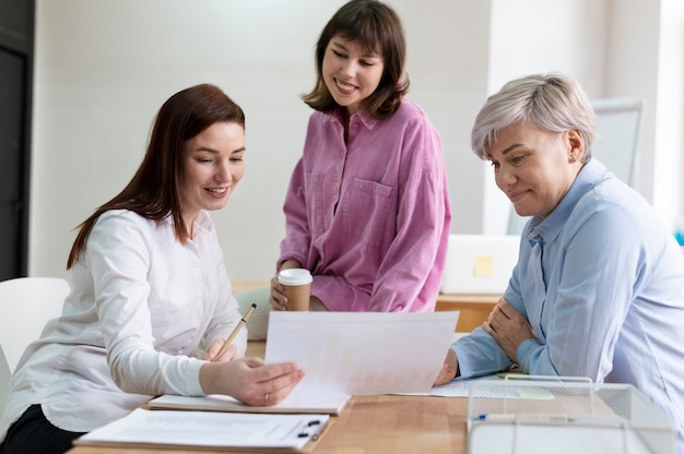 Employés de bureau travaillant en équipe