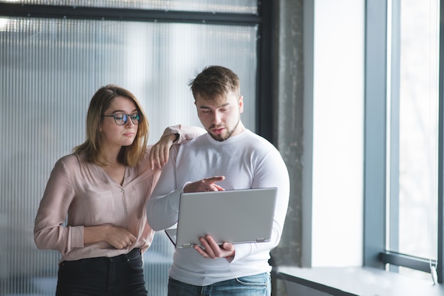 Les employés de bureau utilisent un ordinateur portable