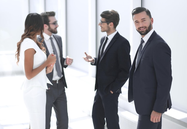 Employés debout dans le hall de l'officephoto avec espace de copie