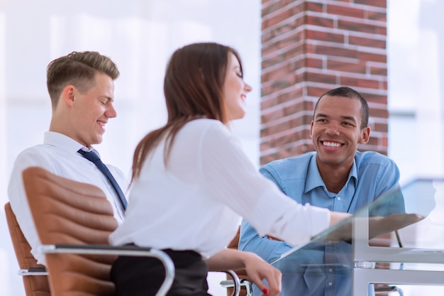 employés discutant de nouvelles idées sur le lieu de travail au bureau.