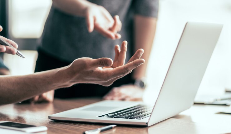 Photo employés discutant de problèmes urgents