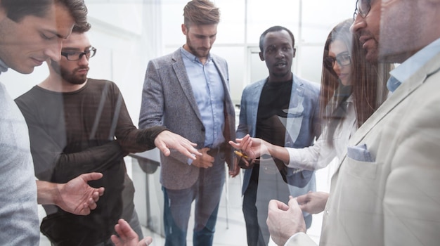 Les employés discutent et discutent des problèmes courants au bureau en semaine