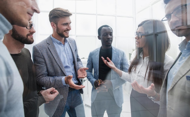 Les employés discutent et discutent des problèmes courants au bureau en semaine