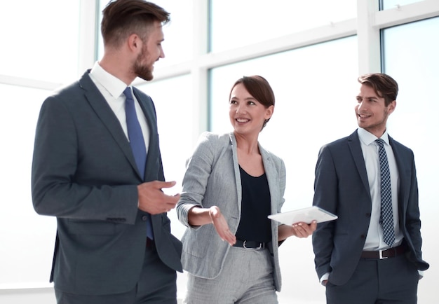 Les employés discutent de quelque chose debout dans le bureau