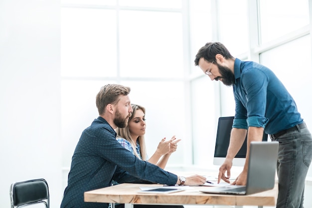 Les employés discutent de quelque chose avec un visiteur de l'Agence