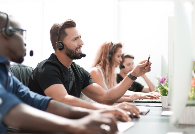 Employés du centre d'affaires en milieu de travail