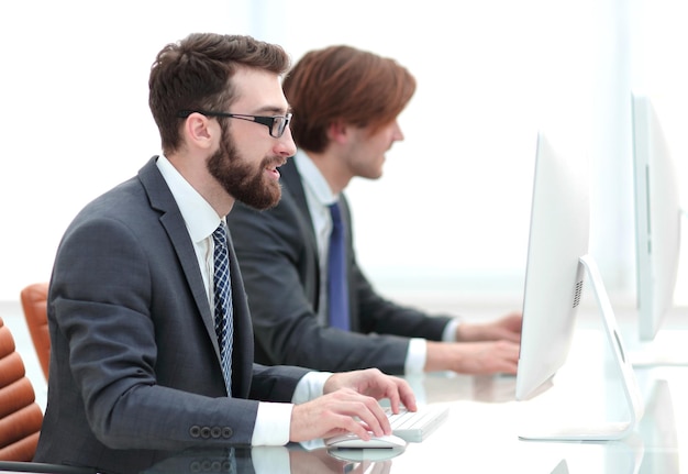 Employés de l'entreprise travaillant dans le bureau de développement et de conception de logiciels