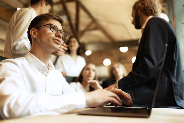 Employés de gens d'affaires ayant une discussion animée travailleur pensant au professionnel actuel