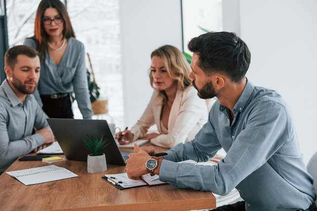 Employés intelligents Groupe de gens d'affaires travaillant sur le projet au bureau