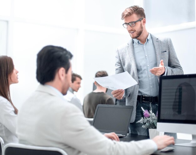 Employés sur le lieu de travail au bureau