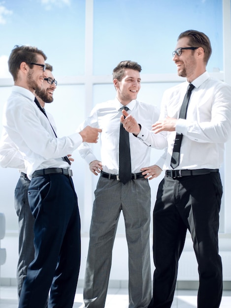 Employés parlant debout avec le hall du bureau