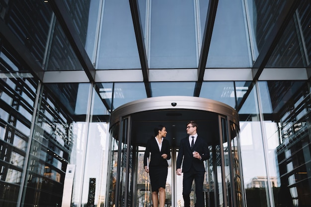 Employés parlants dans les portes du bureau