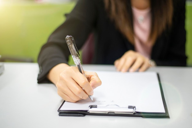 Les employés prennent des notes Sur le bureau de l'entreprise Gros plan