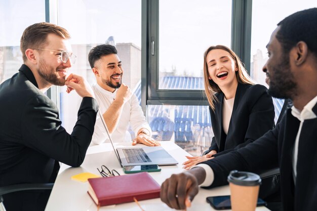 Employés de société financière dans un bureau