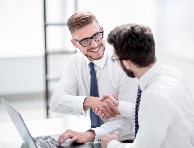 Employés souriants se serrant la main