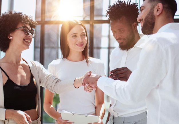 Employés travaillant à l'ordinateur ensemble discutant du contenu