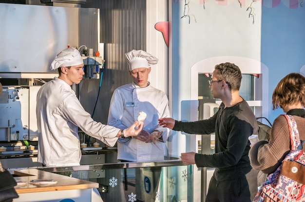 Les employés de l'usine de crème glacée donnent de la crème glacée aux visiteurs de la tour de la Fédération de la ville de Moscou Moscou