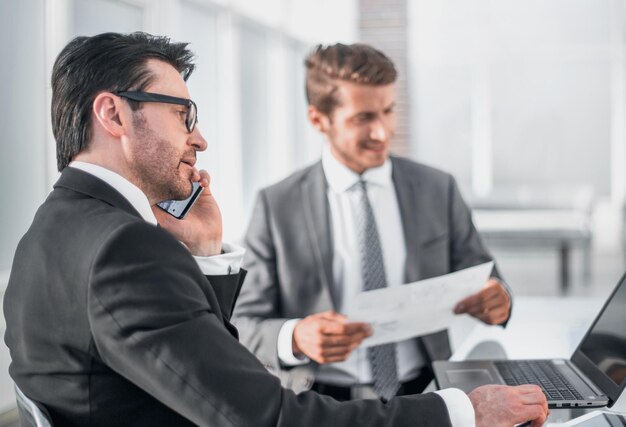 Les employés utilisent un ordinateur portable pour vérifier de nouvelles données