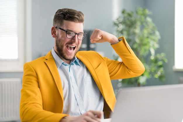 Employeur prospère regardant un écran d'ordinateur portable