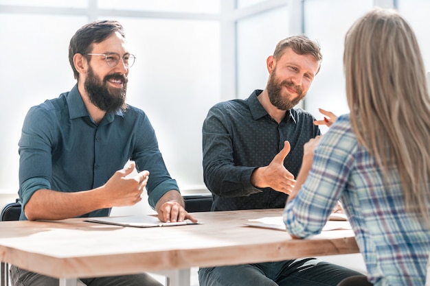 Employeur, serrant la main d'un jeune employé lors d'une réunion