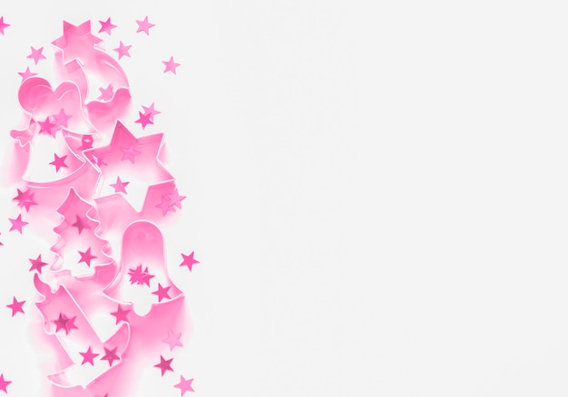 Emporte-pièce rose et confettis étoiles Bordure minimaliste festive de Noël avec fond