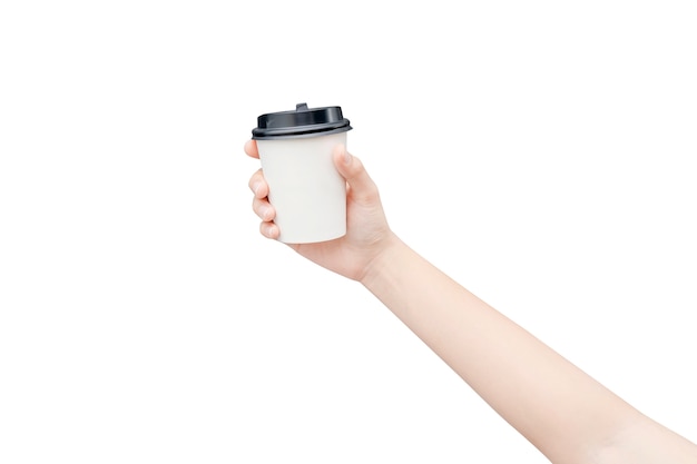 Emporter une tasse de café. Femme main tenant un gobelet en papier café isolé sur blanc avec un tracé de détourage.