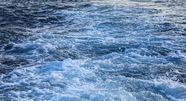 empreinte d'eau de yacht sur la surface de la mer