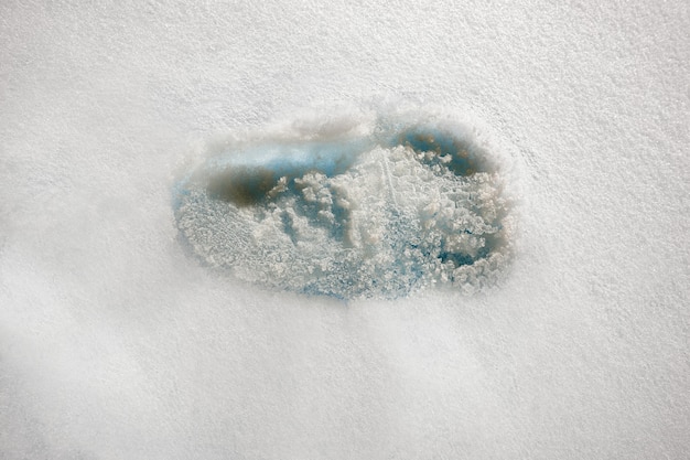 Empreinte glacée sur la neige blanche