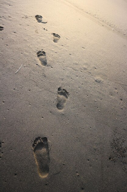 Empreinte humaine sur fond de plage tropicale d'été de sable avec fond.